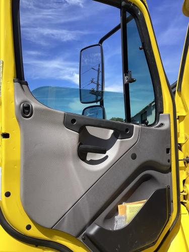 FREIGHTLINER BUSINESS CLASS M2 106