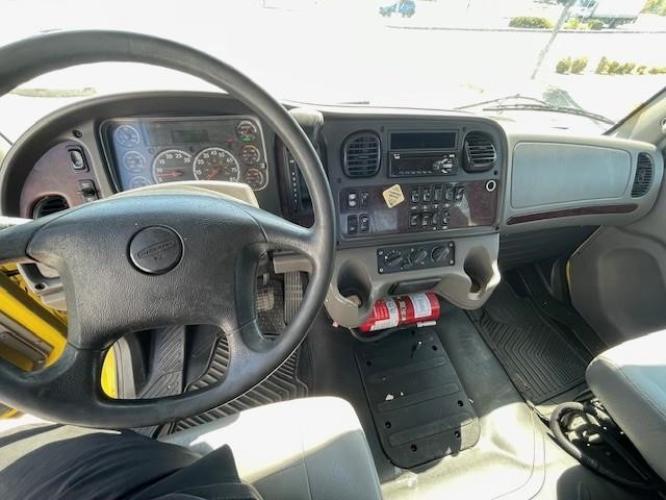 FREIGHTLINER BUSINESS CLASS M2 106
