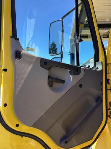 FREIGHTLINER BUSINESS CLASS M2 106