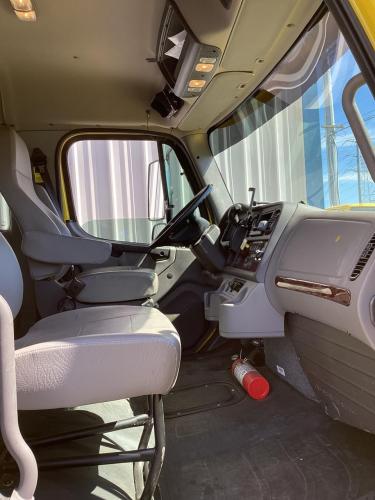 FREIGHTLINER BUSINESS CLASS M2 106
