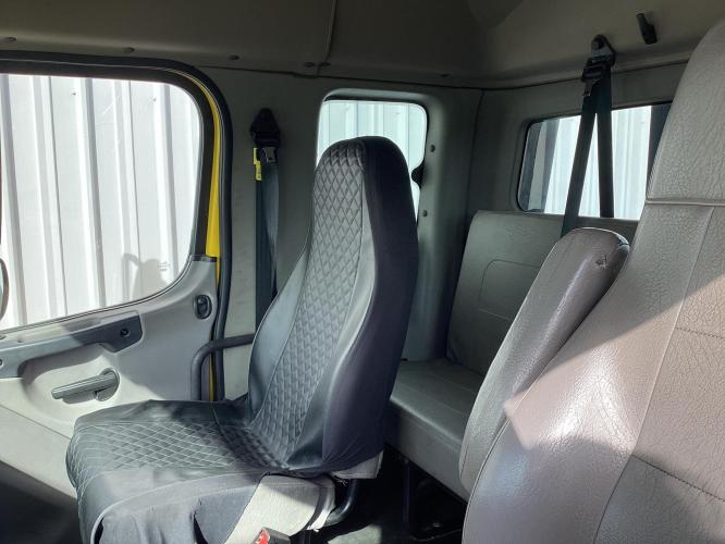 FREIGHTLINER BUSINESS CLASS M2 106