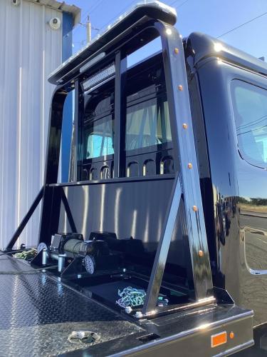 FREIGHTLINER BUSINESS CLASS M2 106 PLUS