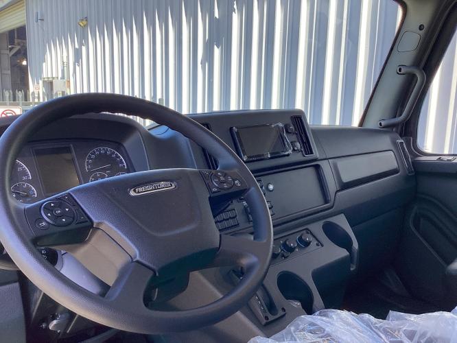 FREIGHTLINER BUSINESS CLASS M2 106 PLUS