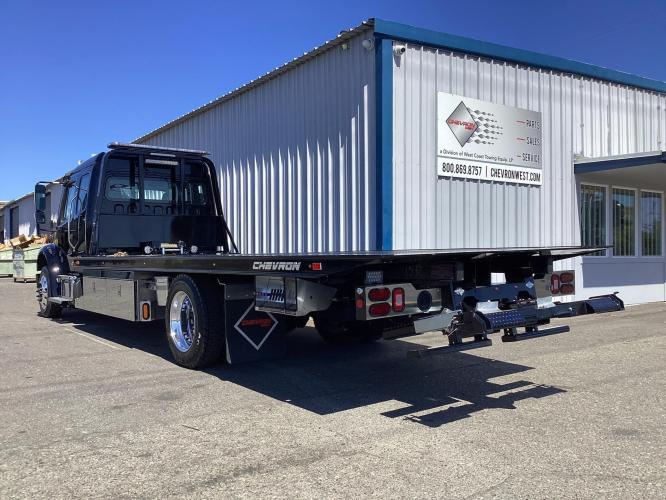FREIGHTLINER BUSINESS CLASS M2 106 PLUS