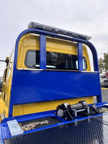 FREIGHTLINER BUSINESS CLASS M2 106 PLUS