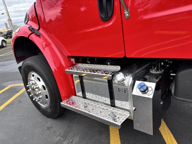 FREIGHTLINER BUSINESS CLASS M2 106