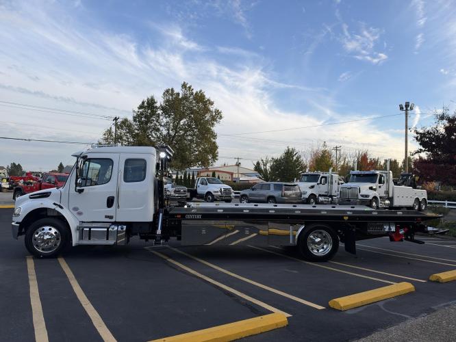 FREIGHTLINER BUSINESS CLASS M2 106 PLUS