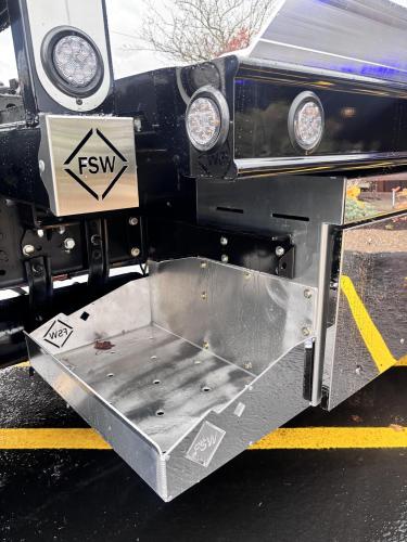 FREIGHTLINER BUSINESS CLASS M2 106 PLUS