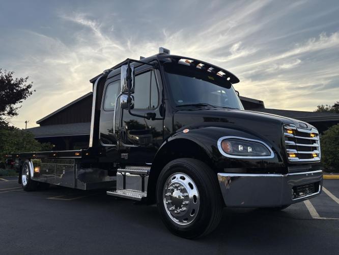 FREIGHTLINER BUSINESS CLASS M2 106 PLUS