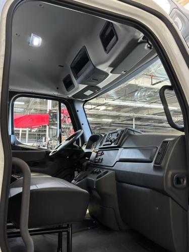 FREIGHTLINER BUSINESS CLASS M2 106 PLUS