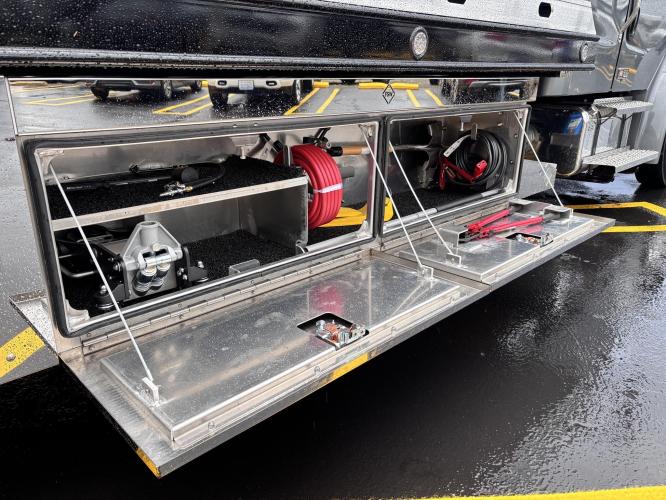 FREIGHTLINER BUSINESS CLASS M2 106 PLUS