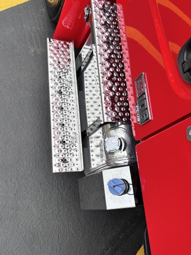 FREIGHTLINER BUSINESS CLASS M2 106 PLUS