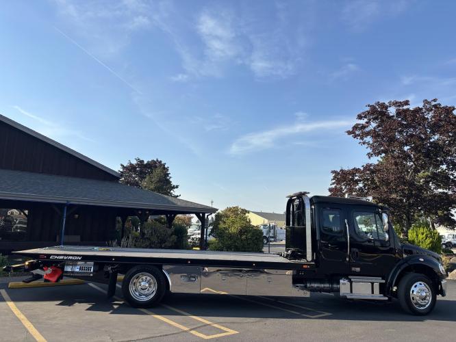 FREIGHTLINER BUSINESS CLASS M2 106 PLUS