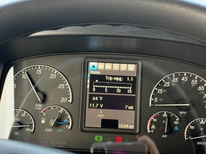 FREIGHTLINER BUSINESS CLASS M2 106 PLUS