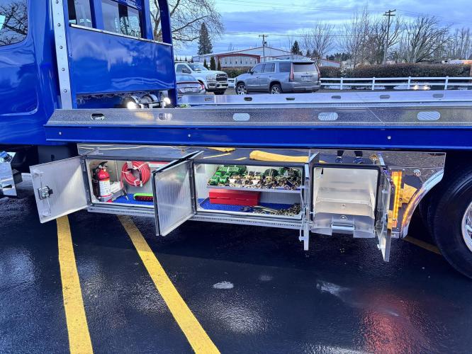 FREIGHTLINER BUSINESS CLASS M2 106 PLUS