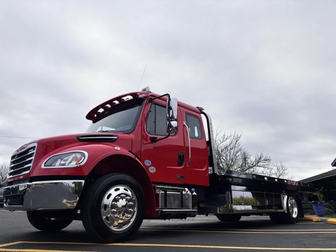 FREIGHTLINER BUSINESS CLASS M2 106 PLUS