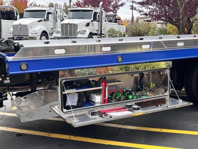 FREIGHTLINER BUSINESS CLASS M2 106 PLUS