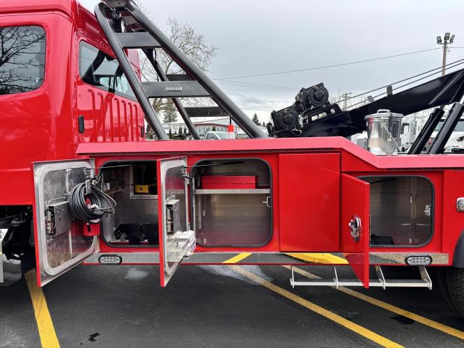 FREIGHTLINER BUSINESS CLASS M2 106