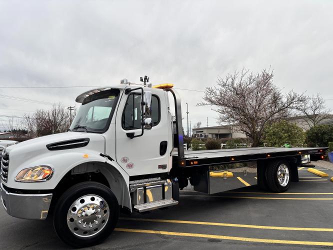 FREIGHTLINER BUSINESS CLASS M2 106 PLUS