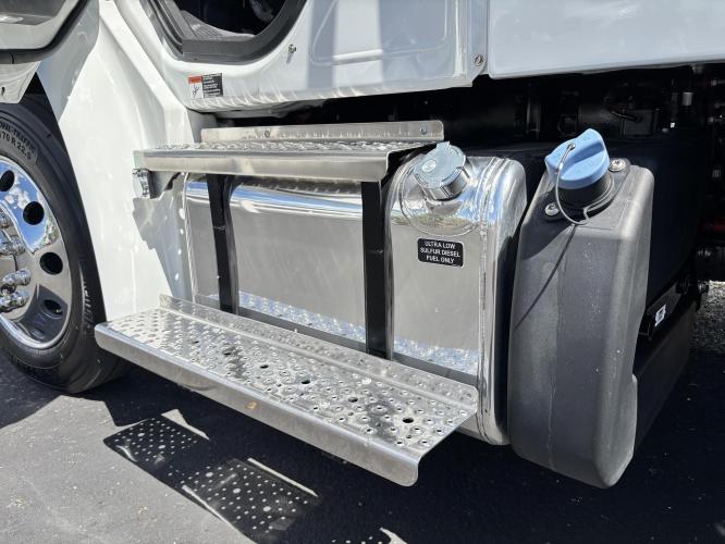 FREIGHTLINER BUSINESS CLASS M2 106 PLUS