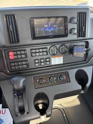 FREIGHTLINER BUSINESS CLASS M2 106 PLUS