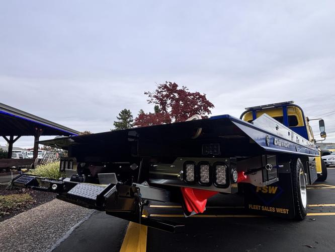 FREIGHTLINER BUSINESS CLASS M2 106 PLUS