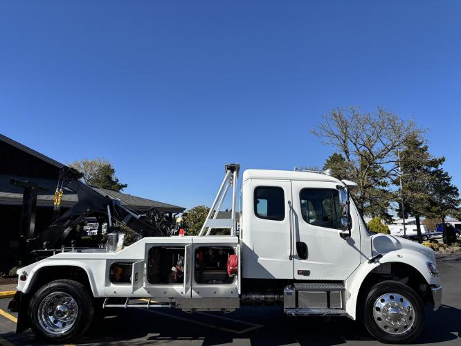 FREIGHTLINER BUSINESS CLASS M2 106 PLUS