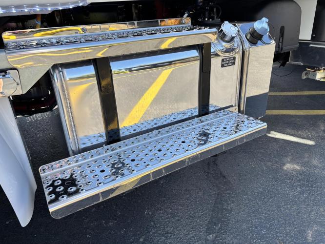 FREIGHTLINER BUSINESS CLASS M2 106 PLUS