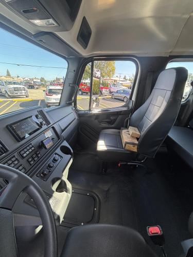 FREIGHTLINER BUSINESS CLASS M2 106 PLUS