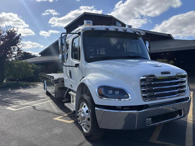 FREIGHTLINER BUSINESS CLASS M2 106 PLUS