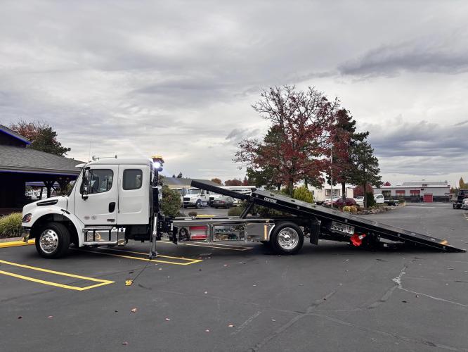 FREIGHTLINER BUSINESS CLASS M2 106 PLUS