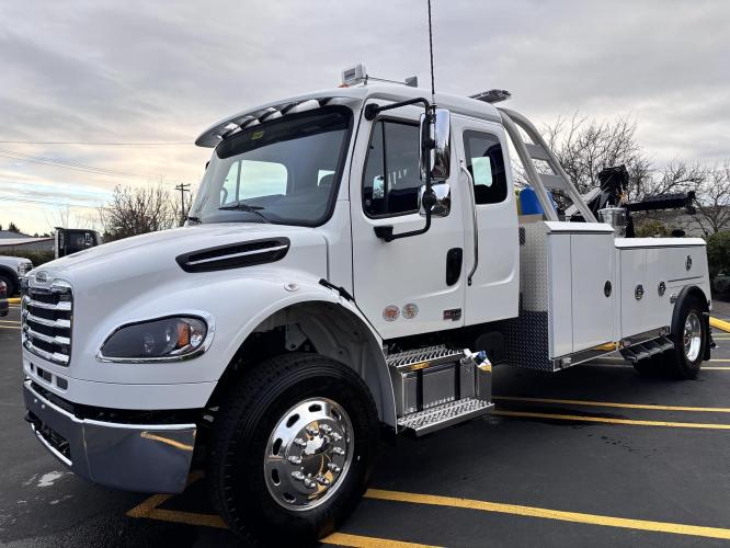 FREIGHTLINER BUSINESS CLASS M2 106 PLUS