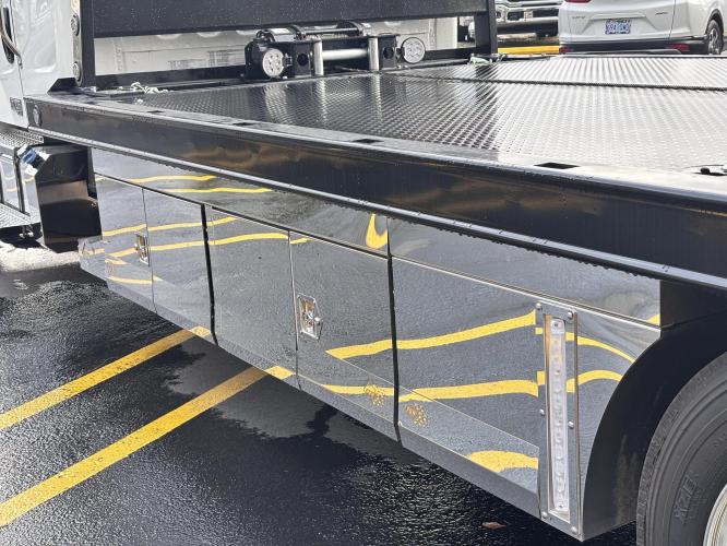 FREIGHTLINER BUSINESS CLASS M2 106 PLUS