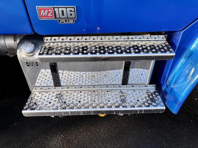 FREIGHTLINER BUSINESS CLASS M2 106 PLUS