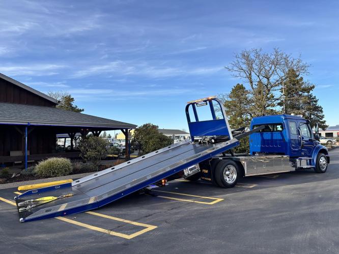 FREIGHTLINER BUSINESS CLASS M2 106 PLUS