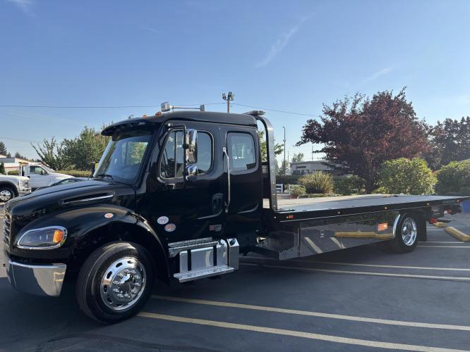 FREIGHTLINER BUSINESS CLASS M2 106 PLUS