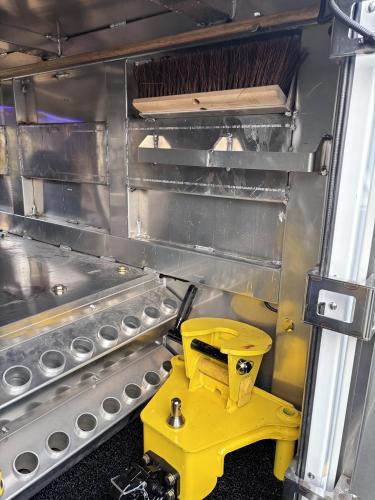 FREIGHTLINER BUSINESS CLASS M2 106 PLUS