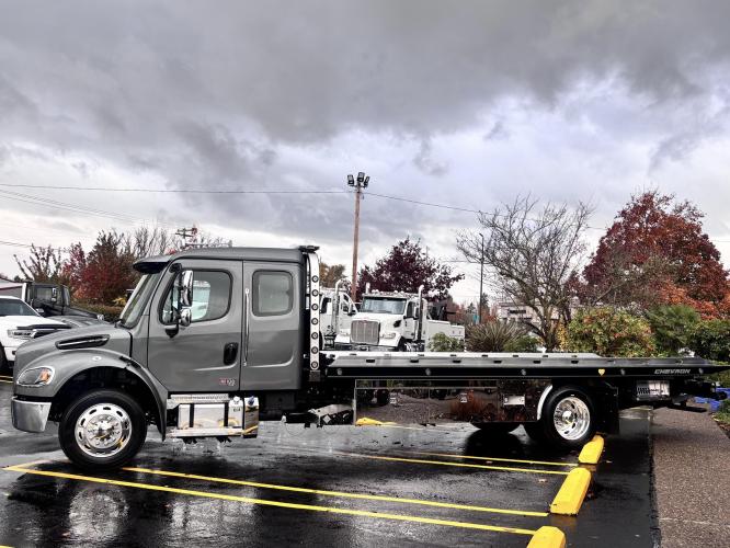 FREIGHTLINER BUSINESS CLASS M2 106 PLUS