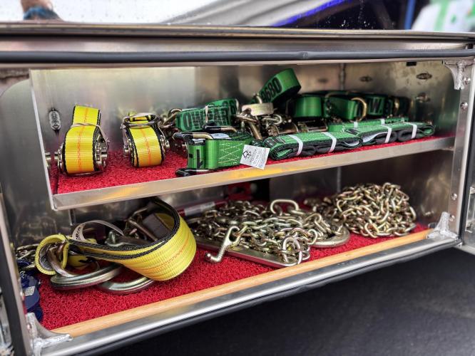 FREIGHTLINER BUSINESS CLASS M2 106 PLUS