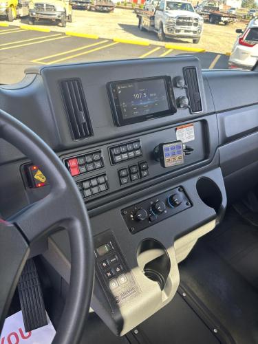 FREIGHTLINER BUSINESS CLASS M2 106 PLUS