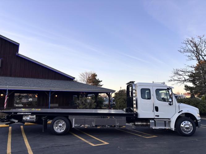 FREIGHTLINER BUSINESS CLASS M2 106 PLUS