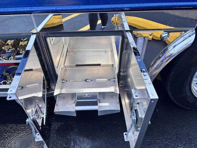 FREIGHTLINER BUSINESS CLASS M2 106 PLUS