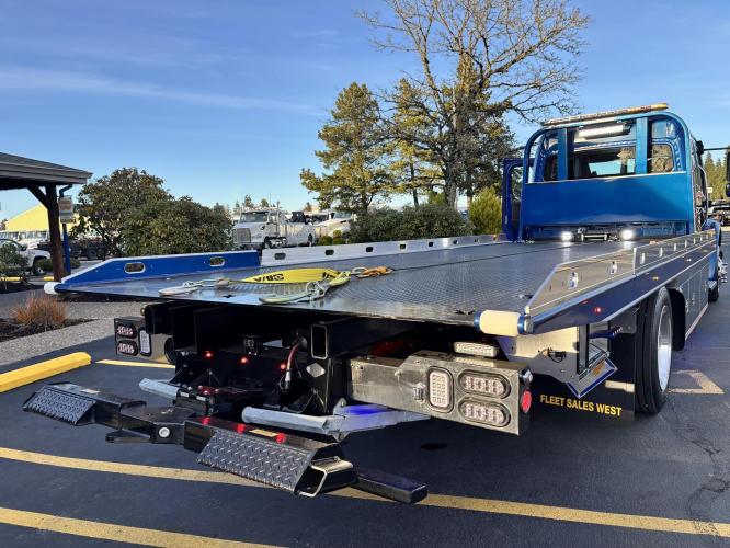 FREIGHTLINER BUSINESS CLASS M2 106 PLUS