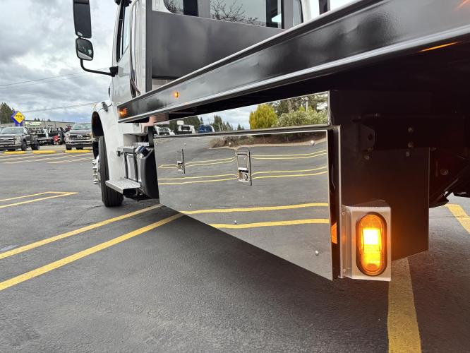 FREIGHTLINER BUSINESS CLASS M2 106 PLUS