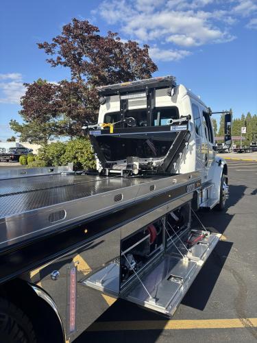 FREIGHTLINER BUSINESS CLASS M2 106 PLUS