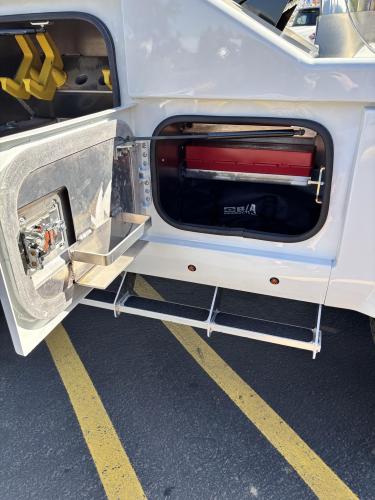 FREIGHTLINER BUSINESS CLASS M2 106 PLUS