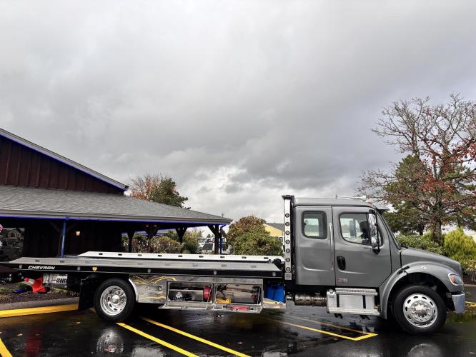 FREIGHTLINER BUSINESS CLASS M2 106 PLUS