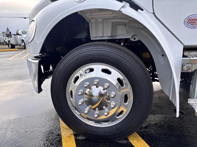 FREIGHTLINER BUSINESS CLASS M2 106 PLUS