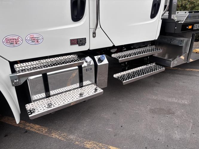 FREIGHTLINER BUSINESS CLASS M2 106 PLUS