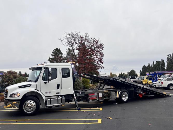 FREIGHTLINER BUSINESS CLASS M2 106 PLUS